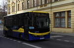Ein Bus vom Typ Isuzu ist im Stadtgebiet  vonn Teplice unterwegs.