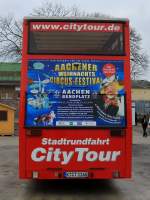 Werbung fr das Aachener Weihnachts Circus Festival auf dem Heck eines Doppeldeckerbus, der die Gste des Aachener Weihnachtsmarkt vom Bendplatz in die Innenstadt bringt.