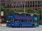 Am 21.09.2013 hält dieser MAN Doppelstockbus bei einer Stadtrundfahrt an der Bushaltestelle Michaeliskirche.