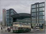 Gleich zwei Doppelstockbusse zum Sightseeing stehen am 25.12.2012 am Hauptbahnhof in Berlin bereit.