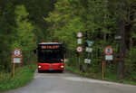 Durch einen (Schilder-)Wald erreicht der MAN Lion's City M M-RV 3885 des Regionalverkehr Oberbayern vom Spitzingsee kommend am 17.05.2016 die Haltestelle Johannesbrücke in der Valepp