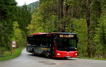 Der MAN Lion's City M M-RV 3885 des Regionalverkehr Oberbayern vom Spitzingsee zum Forsthaus Valepp kommt am 17.05.2016 an der idyllisch gelegenen Haltestelle Johannesbrücke an
