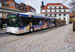 Da die Haltestelle Theaterplatz den Hauptumsteigepunkt der Stadtbuslinien ist, kommen hier alle Linien ca. zu gleich an und fahren auch wieder ca. zu geich ab.
Hier im Vordergrund zu sehen ist ein MAN-Bus (Nr. 119) der SÜC, unterwegs als Linie 5 (Beiersdorf - Veste), am 21.3.2016 bei der Haltestelle Theaterplatz.