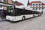 MAN-Bus (Nr. 112) der SÜC, unterwegs als Linie 2 (Wüstenahorn - Unterlauter).
Dahinter steht ein weiterer MAN-Bus (Nr. 113), unterwegs als Linie 7 (Scheuerfeld Paul-Helbich-Platz - Neershof).
Aufgenommen am 21.3.2016 bei der Haltestelle Theaterplatz.