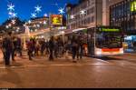 Marktplatz St. Gallen am Abend des 7. Dezembers 2015. Ein Fahrzeug der Linie 1 steht an der Haltestelle vor dem Calatrava- Wartehäuschen .