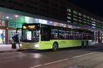 MAN Lion's City der innbus, einer Tochtergesellschaft der Innsbrucker Verkehrsbetriebe, wartet als Linie 590a am Hauptbahnhof auf Abfahrt.