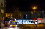 Wagen 301 der DB RegioBus Mitte GmbH steht am Abend des 12.2.2018 als Linie 57 nach Mainz-Bretzenheim an der Haltestelle Rheingoldhalle/Rathaus.