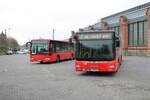 DB Regio Bus MAN Lions City G und Mercedes Benz Citaro 1 G am 11.12.21 in Wiesbaden Hbf