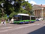 Ein MAN Lions City A23 CNG der ATV (Azienda Transporti Verona) in Verona an der Haltestelle Piazza Bra am 30.7.2025