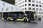 FELDKIRCH (Vorarlberg), 25.04.2025, Buslinie 425 trifft an der Endhaltestelle am Bahnhof Feldkirch ein