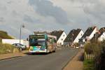 Vom Hrnumer Hafen kommend, ist der NF-CA 442 wieder auf dem Rckweg nach Westerland, als der Bus durch die Strae Blankes Tlchen in Hrnum rollt.