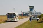 Nachdem sich die Sylter Taxifahrer geweigert haben, ihre Fahrgäste nicht an den Terminal 1 des Flughafen Sylt zufahren, hatte die SVG für mehrere Tage eine Buslinie vom ZOB am Westerländer Bahnhofes