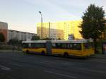 Mercedes-Benz O 405 N (Niederflur-Stadtversion) auf der Linie 154 nach U-Bahnhof Elsterwerdaer Platz an der Haltestelle Hohenschnhausen Falkenberger Chaussee/Prendener Strae.