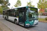 Am 17.10.2014 steht P-AV 902 (Mercedes Benz O530) am Bahnhof Griebnitzsee in Potsdam.