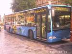Hier steht Ein Mercedes Bus in Bayreuth auf dem Marktplatz.Finde dieser Bus Sieht besser aus ohne Mercedesstern.Der Bus wird als Stadtlinie eingesetzt