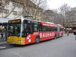 Der SSB-Bus 7115 auf der Linie 42 am Schlossplatz in Stuttgart macht Pause.