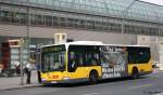 BVG 1453 (B V 1453) mit TB fr Radio Eins,
Berlin Spandau Bahnhof, 9.8.2010.