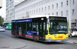 BVG 1270 (B V 1270) am 9.8.2010 vor den Ostbahnhof Berlin.
Der Bus ist mit Werbung für Vorwärts unterwegs.
