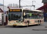 (SL 3071) Dieser MAN Bus der Firma SALES LENTZ, in alter Farbgebung, hat gerade seine Fahrt in Richtung Saeul am Bahnhof von Mersch angetreten.