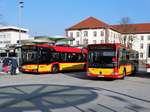 HSB Solaris Urbino 18 Wagen 81 und Mercedes Benz Citaro 1 Facelift Wagen 37 am 15.02.17 in Hanau Freiheitsplatz