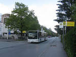 Mercedes Citaro Gelenksbus der Innsbrucker Verkehrsbetriebe, Nr. 894, als Linie 4 (kurz vor Umbenennung in Linie 504) in Hall Schönegg Kirche. Aufgenommen 27.4.2016.