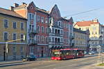 Bus 412 der Innsbrucker Verkehrsbetriebe als Schienenersatzverkehr für die Straßenbahnlinie 1 in der Egger-Lienz-Straße in Innsbruck.