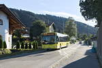 Tirol: Die Linie 4162 ist in Axams wegen Bauarbeiten umgeleitet, hier in der Olympiastraße (Bus BD-13015). Aufgenommen 26.8.2020.