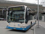 Mercedes Citaro 70, auf der Linie 14, wartet am 04.05.2010 an der Haltestelle beim Bahnhof Luzern.