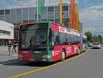 Mercedes Citaro 137 mit der Werbung f�r den Panorama Center, auf der Linie 5, verl�sst am 04.08.2012 die Haltestelle beim Bahnhof Thun.