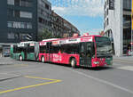 Mercedes Citaro 137 mit der Werbung f�r den Panorama Center, auf der Linie 2, f�hrt am 04.08.2012 zur Haltestelle beim Bahnhof Thun.