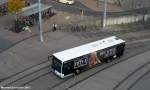 Ein älterer Bus von Saarbahn und Bus fährt die Haltestelle Saarbrücken Hauptbahnhof an.
