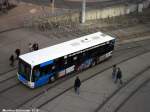 Ein älterer Bus von Saarbahn und Bus fährt die Haltestelle Saarbrücken Hauptbahnhof an.