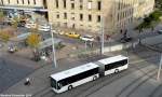Citaro Gelenkbus fährt seine Haltestelle an.