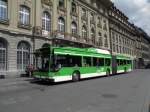 Mercedes Citaro mit der Erdgasvollwerbung und der Betriebsnummer 856 auf dem Bundesplatz.