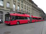 Volvo Bus mit der Betriebsnummer 823 und der Mercedes Citaro mit der Betriebsnummer 858 auf dem Bundesplatz in Bern.