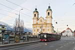 Bus 430 der Innsbrucker Verkehrsbetriebe als Schienenersatzverkehr für die Straßenbahnlinie 1 an der Haltestelle Stubaitalbahnhof in Innsbruck.
