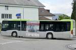 Der MB C2 hybrid 119 der Busland AG am 13.5.20 beim verlassen eines Kreisels in Langnau.