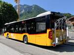 Heckansicht des neuen MB C2 hybrid '11687' von PostAuto Regie Interlaken am 10.7.21 im Dorf Wilderswil.