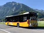 Heckansicht des neuen MB C2 hybrid '11685' von PostAuto Regie Interlaken am 10.7.21 zwischen Matten und Wilderswil.
