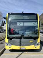 Frontansicht des MB C2 G 715 der STI am 27.4.23 beim Busparking Interlaken Ost.