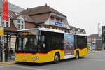 Mercedes Citaro der Post wartet am 30.03.2024 an der Haltestelle beim Bahnhof Interlaken Ost und fährt dann Richtung Unterseen.