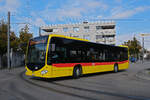 Mercedes Citaro 32, auf der Linie 65, verlässt am 13.10.2025 die Haltestelle beim Bahnhof Dornach.