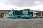Zwei Sack Bus Mercedes Benz Citaro K am 03.10.18 in Offenbach auf einen öffentlichen Parkplatz 
