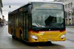 Der MB C2 K der PostAuto Regie Ostschweiz am 9.2.19 beim verlassen des Bahnhofplatzes von Frauenfeld.