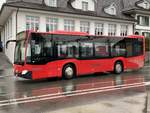 Bernmobil MB C2 K hybrid 448 am 5.3.20 bei der Anfahrt auf den Bahnhofplatz Münsingen.