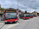 Drei MB C2 K und zu hinterst ein Norm-C2 am 5.10.20 auf dem Bahnhofplatz Münsingen.