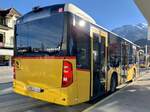 Heckansicht des MB C2 K hybrid '11217' der PostAuto Regie Interlaken am 7.11.21 beim Bahnhof Interlaken West.