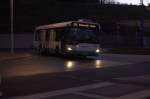 Wendestelle Riesa Busbahnhof  im Abendlicht, ein Stadtbus passiert gerade.