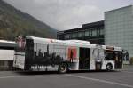 Solaris Bus mit einer Hamilton Werbung wartet beim Bahnhof Interlaken Ost.