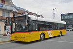 Solaris Bus der Post, auf der Linie 102, wartet an der Haltestelle beim Bahnhof Interlaken Ost.